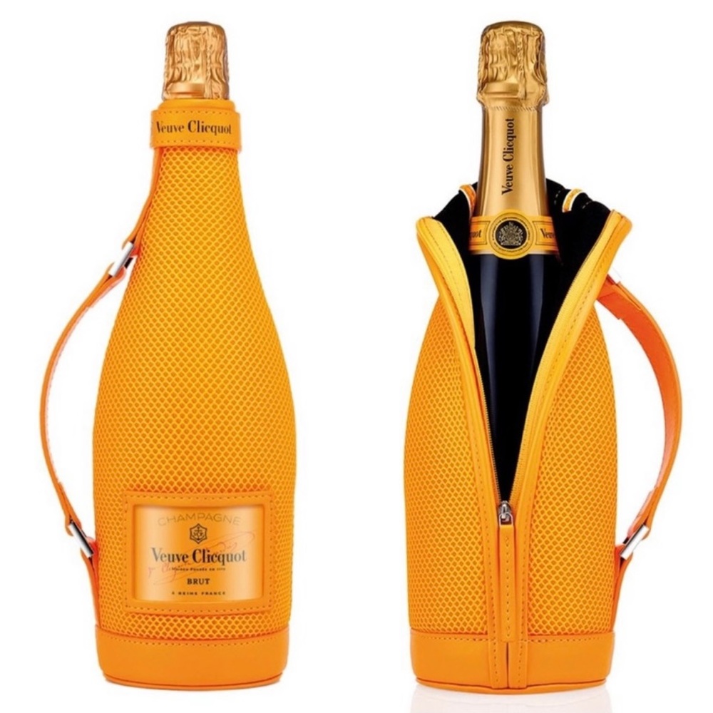VEUVE CLICQUOT CHAMPAGNE BOTTLE ZIPPERED
INSULATED ICE JACKET NEW - Picture 1 of 4
